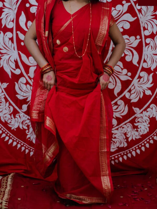 লাল বল শাড়ী