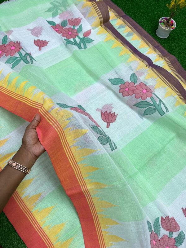 হালকা মিন্ট গ্রিন বডির সাথে হলুদ পাড়