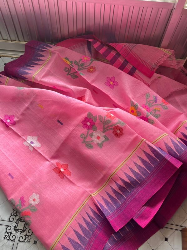 গোলাপী মনিপুরী শাড়ী