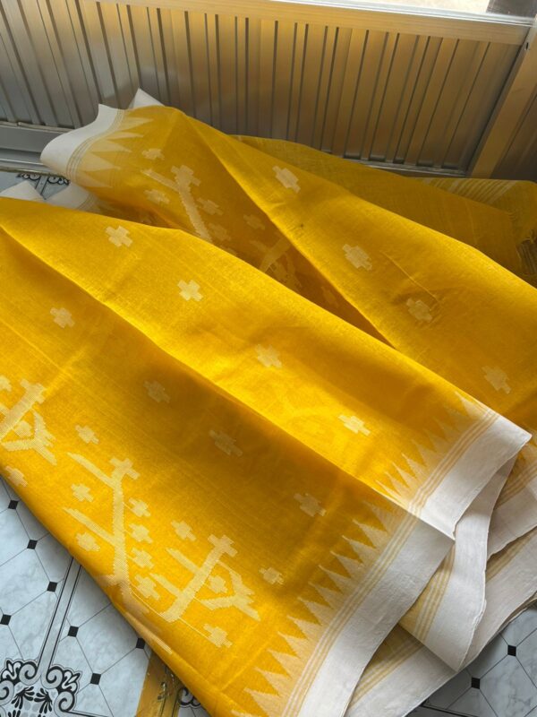 হলুদ কৃষ্ণচূড়া মনিপুরী শাড়ী